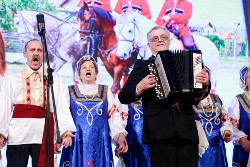 На первом областном фестивале славянской культуры в Костанае зрителей удивил номер с танцующим медведем