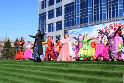 Яркую и красочную концертную программу подарил Дом Дружбы костанайцам в Наурыз