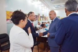 Посол Таджикистана в Казахстане Хайрулло Ибодзода встретился с представителями таджикско-узбекской общины «Шарк»